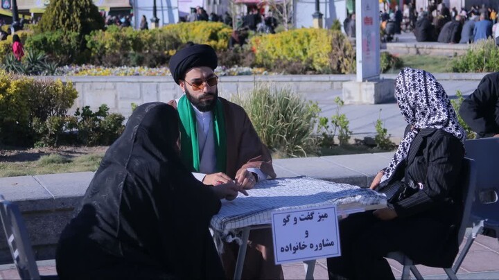 تصاویر / برپایی میز گفت و گو توسط طلاب همدانی