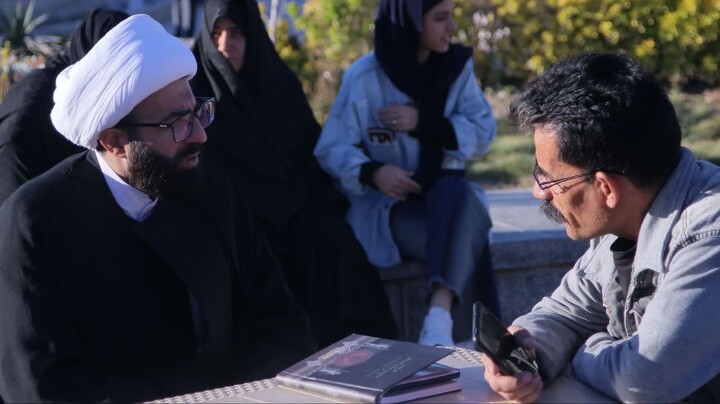 تصاویر / برپایی میز گفت و گو توسط طلاب همدانی