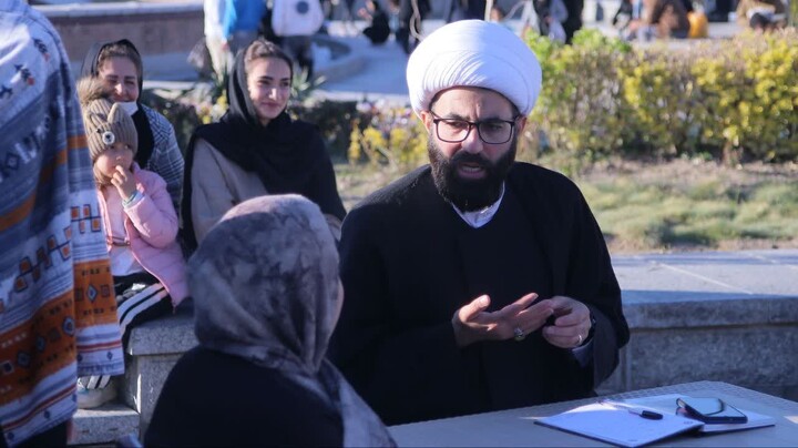 تصاویر / برپایی میز گفت و گو توسط طلاب همدانی
