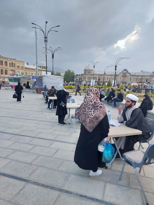 تصاویر / برپایی میز گفت و گو توسط طلاب همدانی