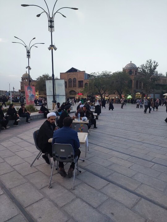 تصاویر / برپایی میز گفت و گو توسط طلاب همدانی