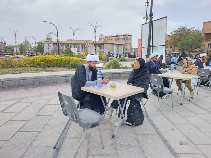 تصاویر / برپایی میز گفت و گو توسط طلاب همدانی