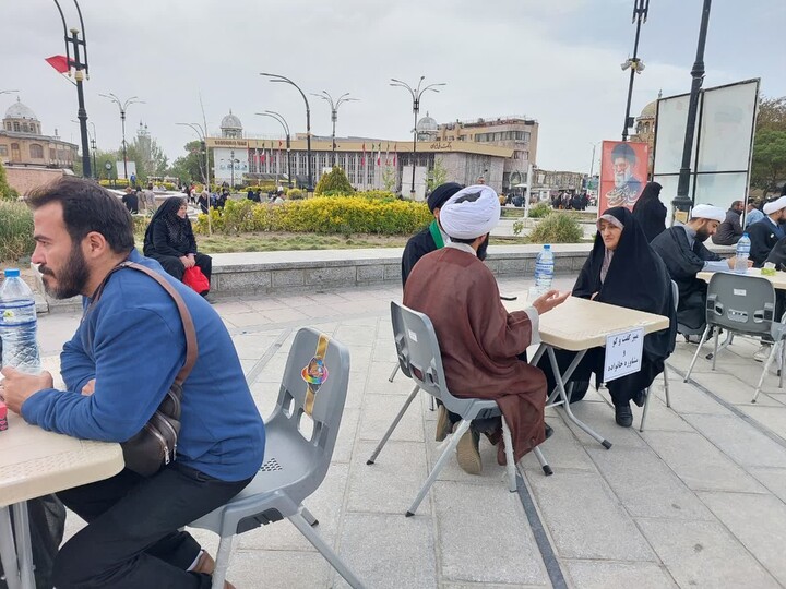 تصاویر / برپایی میز گفت و گو توسط طلاب همدانی