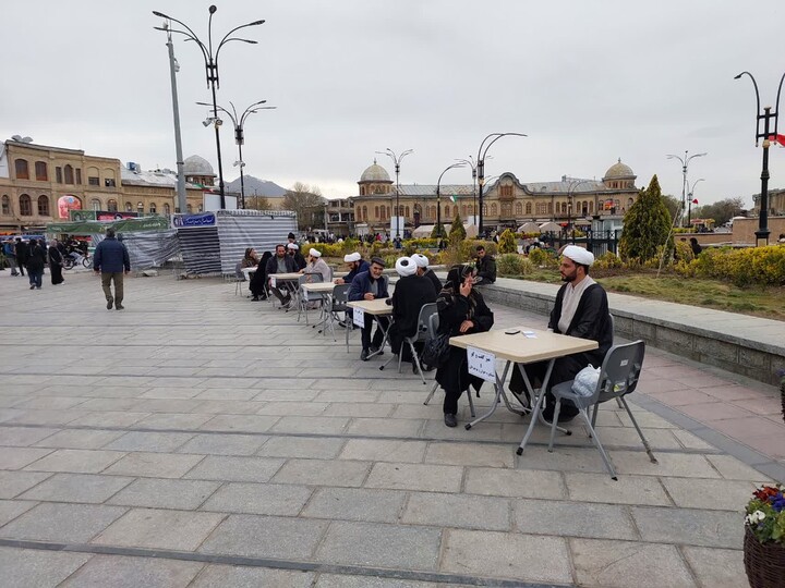 تصاویر / برپایی میز گفت و گو توسط طلاب همدانی