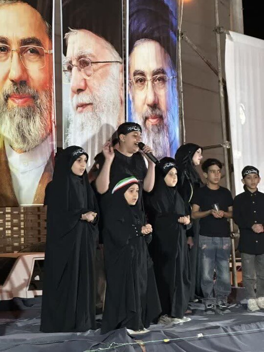 تصاویر/هفتمین اجرای خیابانی دختران و پسران لسان الصدق در چهار راه سلمان