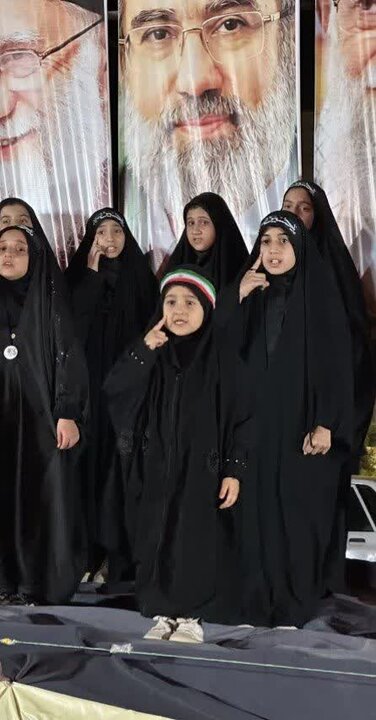 تصاویر/هفتمین اجرای خیابانی دختران و پسران لسان الصدق در چهار راه سلمان