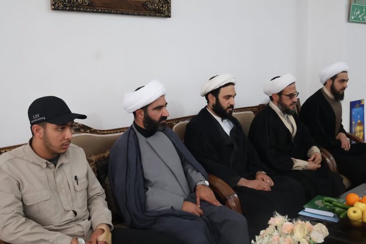 تصاویر/ دیدار مبلغین مدرسه علمیه امام خمینی(ره) ارومیه با خانواده روحانی شهید، شهید علوی