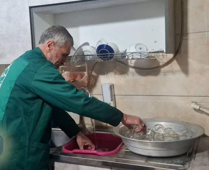 تصاویر/ خدمت رسانی خادمان آستانه امامزاده ابراهیم (ع) آمل به زائران در چایخانه حضرت