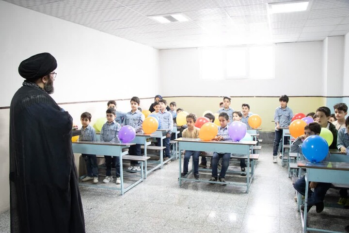 تصاویر /  دیدار نماینده ولی فقیه در زنجان با یکی از معلمان دوره‌ی دبستان خود
