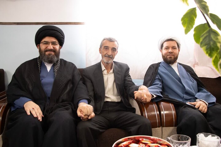 تصاویر /  دیدار نماینده ولی فقیه در زنجان با یکی از معلمان دوره‌ی دبستان خود