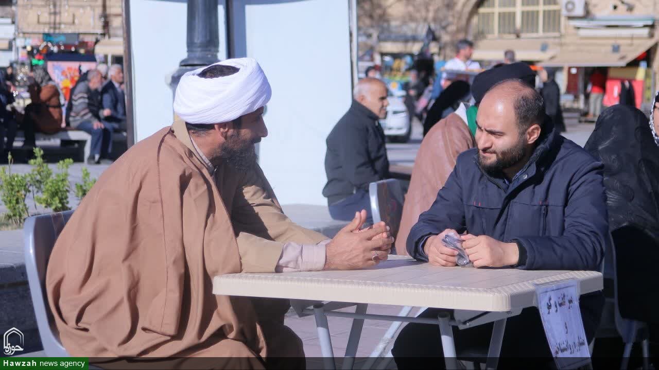 تصاویر / برپایی میز گفت و گو توسط طلاب همدانی