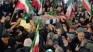 فیلم| پرچم گردانی مردم آمل در شب استقبال از پیکر مطهر شهید گمنام