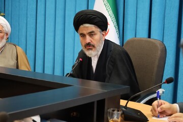 همه جامعه مدیون معلمان هستند