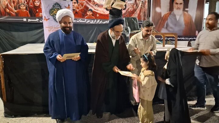 تصاویر/ تقدیر از دانش آموزان شرکت کننده در حفظ سوره فتح در تجمعات شبانه شهر جم