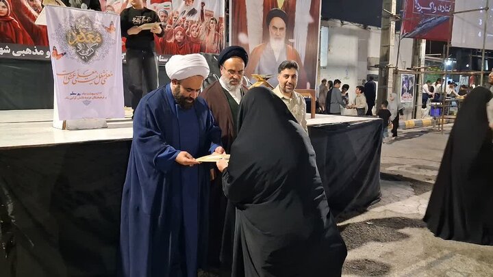 تصاویر/ تقدیر از دانش آموزان شرکت کننده در حفظ سوره فتح در تجمعات شبانه شهر جم