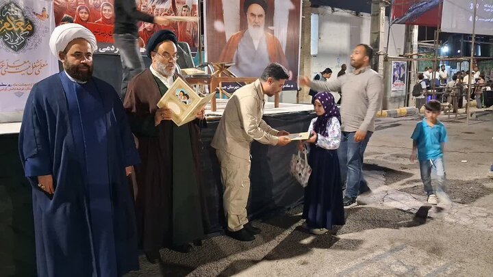 تصاویر/ تقدیر از دانش آموزان شرکت کننده در حفظ سوره فتح در تجمعات شبانه شهر جم