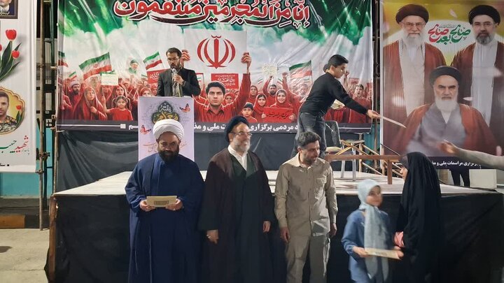 تصاویر/ تقدیر از دانش آموزان شرکت کننده در حفظ سوره فتح در تجمعات شبانه شهر جم