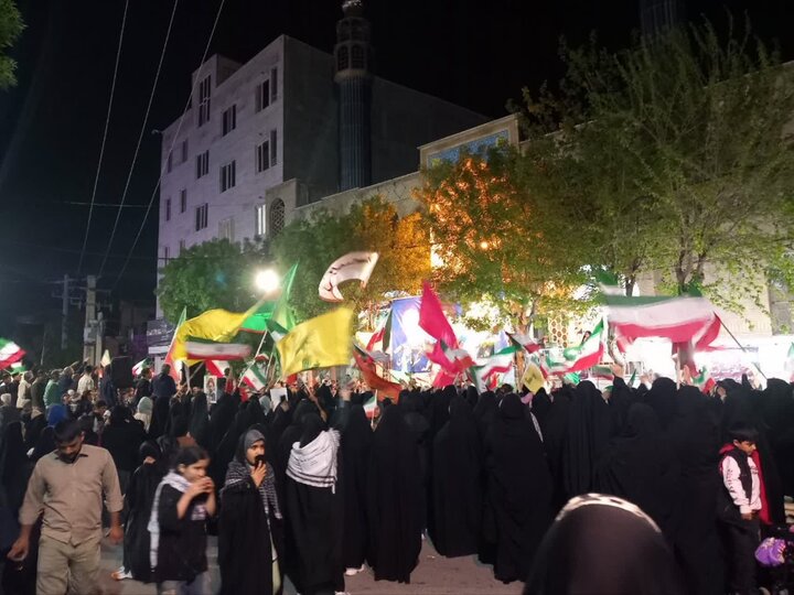 تصاویر/حضور کادر و اساتید مدرسه علمیه مهدیه خنداب در اجتماعات شبانه