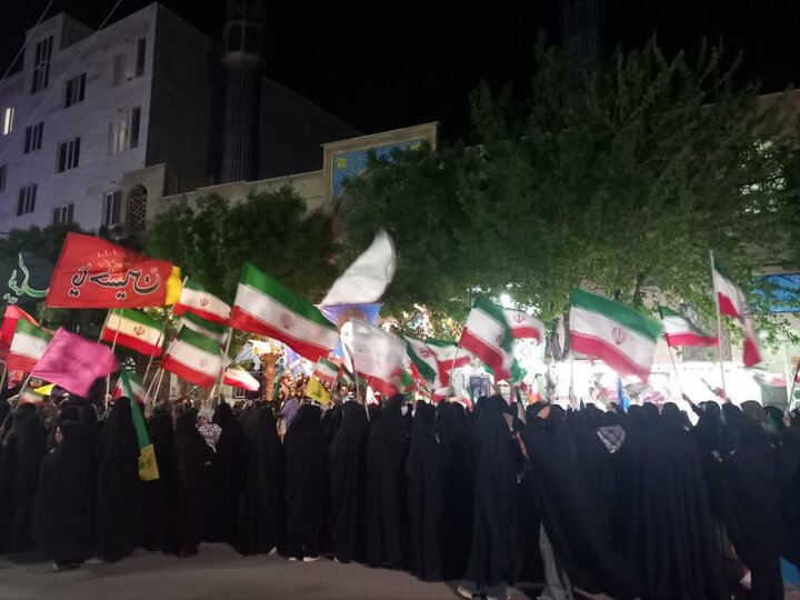 تصاویر/حضور کادر و اساتید مدرسه علمیه مهدیه خنداب در اجتماعات شبانه