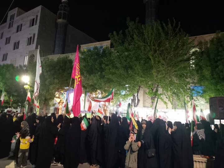 تصاویر/حضور کادر و اساتید مدرسه علمیه مهدیه خنداب در اجتماعات شبانه