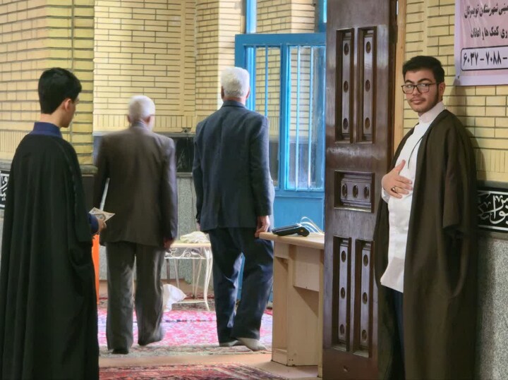 تصاویر / برپایی میز مشاوره و ثبت نام داوطلب سربازی امام زمان(عج) در نمازجمعه تویسرکان