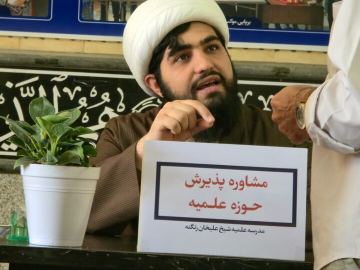 تصاویر / برپایی میز مشاوره و ثبت نام داوطلب سربازی امام زمان(عج) در نمازجمعه تویسرکان