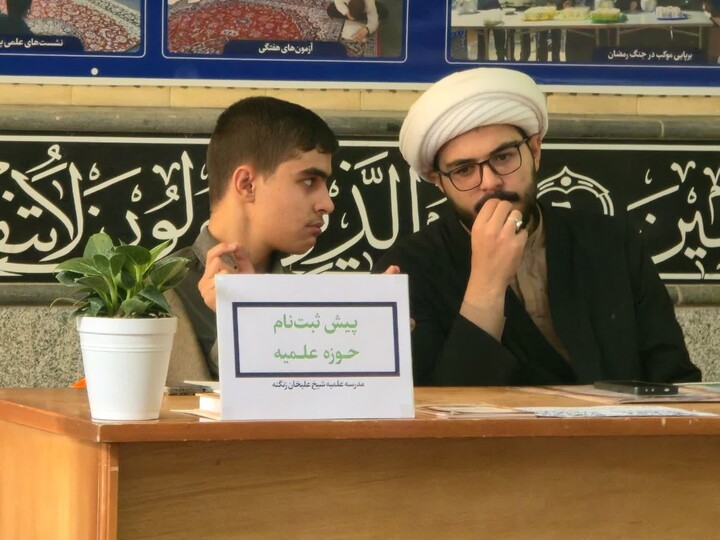 تصاویر / برپایی میز مشاوره و ثبت نام داوطلب سربازی امام زمان(عج) در نمازجمعه تویسرکان