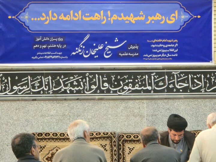 تصاویر / برپایی میز مشاوره و ثبت نام داوطلب سربازی امام زمان(عج) در نمازجمعه تویسرکان