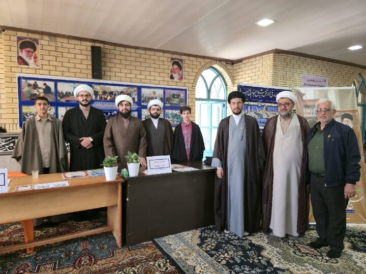 تصاویر / برپایی میز مشاوره و ثبت نام داوطلب سربازی امام زمان(عج) در نمازجمعه تویسرکان