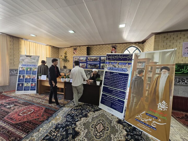 تصاویر / برپایی میز مشاوره و ثبت نام داوطلب سربازی امام زمان(عج) در نمازجمعه تویسرکان