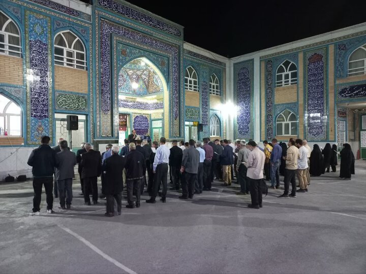 تصاویر/قرائت دعای استغاثه توسط نماز گزاران مسجد امام خمینی (ره) اراک
