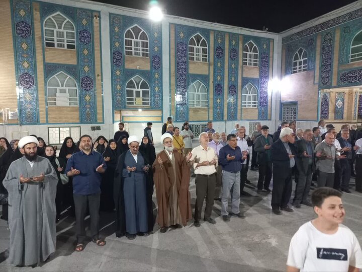 تصاویر/قرائت دعای استغاثه توسط نماز گزاران مسجد امام خمینی (ره) اراک