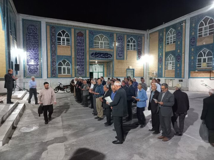 تصاویر/قرائت دعای استغاثه توسط نماز گزاران مسجد امام خمینی (ره) اراک