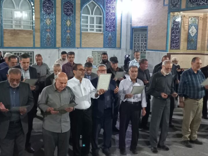 تصاویر/قرائت دعای استغاثه توسط نماز گزاران مسجد امام خمینی (ره) اراک