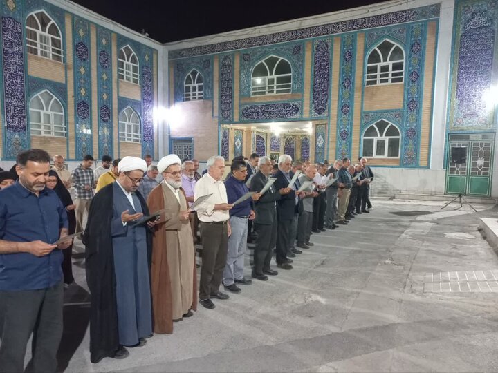 تصاویر/قرائت دعای استغاثه توسط نماز گزاران مسجد امام خمینی (ره) اراک