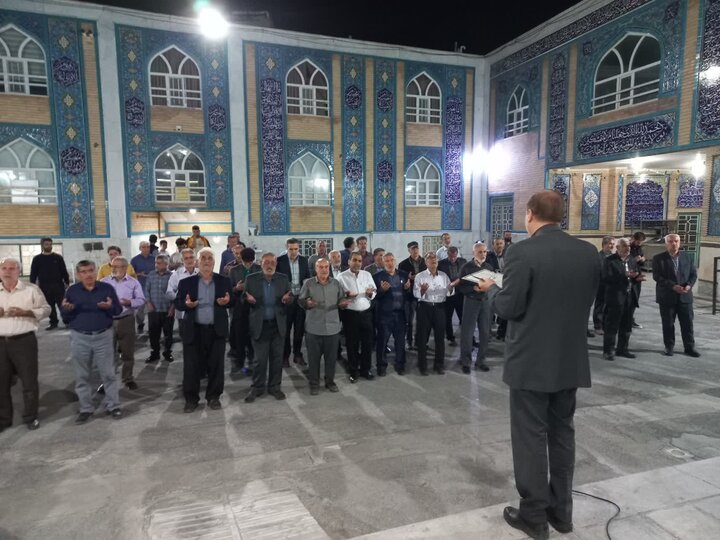 تصاویر/قرائت دعای استغاثه توسط نماز گزاران مسجد امام خمینی (ره) اراک