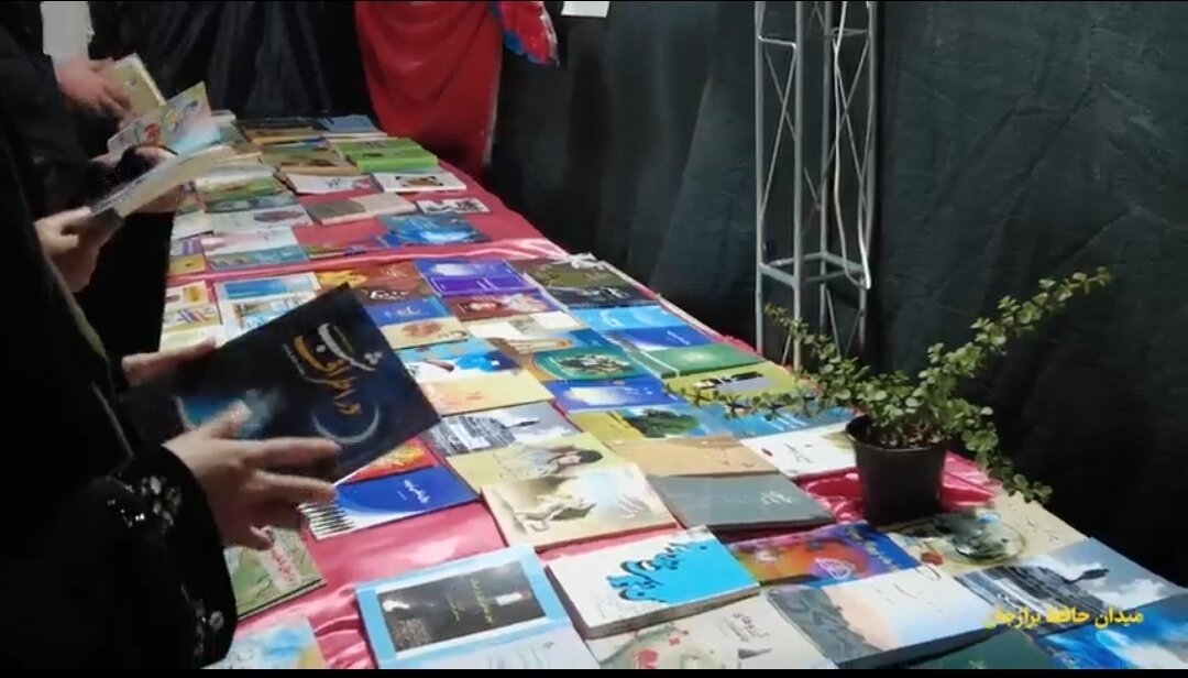 فیلم| برپایی نمایشگاه کتاب در تجمع شبانه مردم برازجان