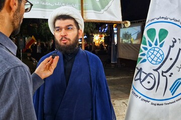 فیلم | جهاد تبیین به شیوه پرده خوانی فعالیت موکب سراج منیر است که با استقبال مردم مواجه شده است