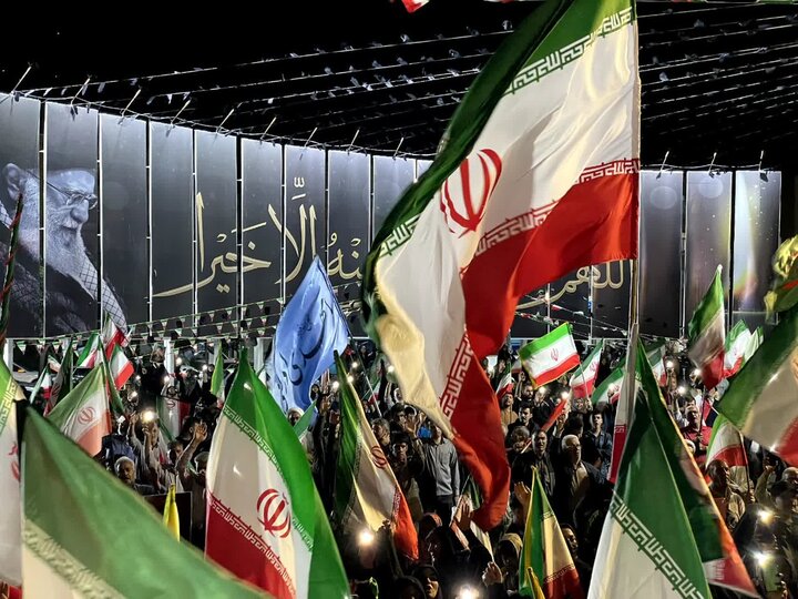 تصاویر؛ ۶۹ شب اهتزاز پرچم اقتدار ایران توسط مردم ملارد