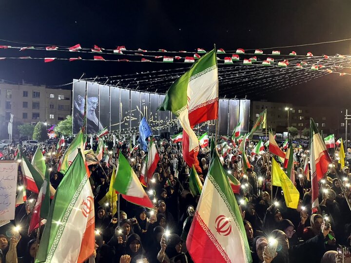 تصاویر؛ ۶۹ شب اهتزاز پرچم اقتدار ایران توسط مردم ملارد