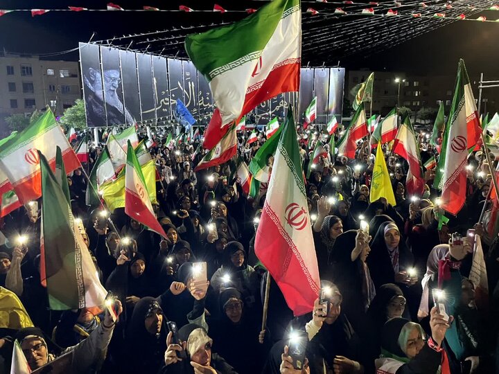 تصاویر؛ ۶۹ شب اهتزاز پرچم اقتدار ایران توسط مردم ملارد