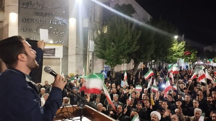 تصاویر/ شصت و نهمین شب متوالی؛ تجدید میثاق مردم ولایتمدار شاهین دژ با آرمان‌های انقلاب و خونخواهی رهبر شهید