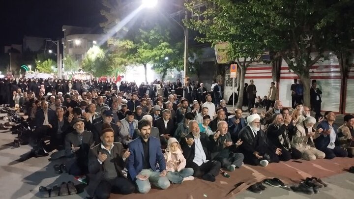 تصاویر/ شصت و نهمین شب متوالی؛ تجدید میثاق مردم ولایتمدار شاهین دژ با آرمان‌های انقلاب و خونخواهی رهبر شهید