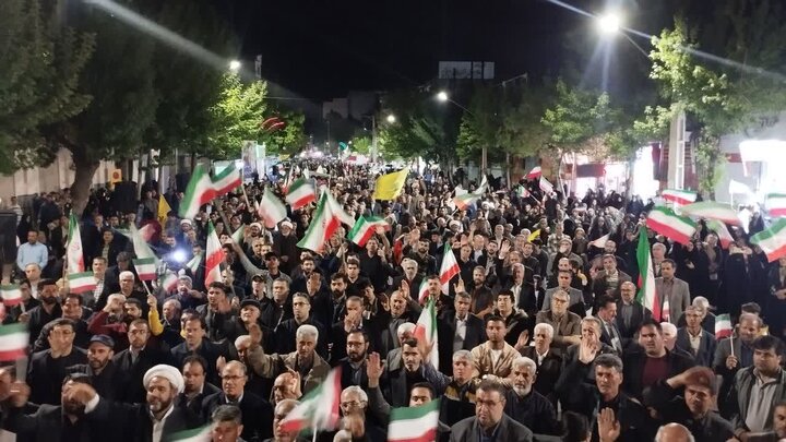 تصاویر/ شصت و نهمین شب متوالی؛ تجدید میثاق مردم ولایتمدار شاهین دژ با آرمان‌های انقلاب و خونخواهی رهبر شهید