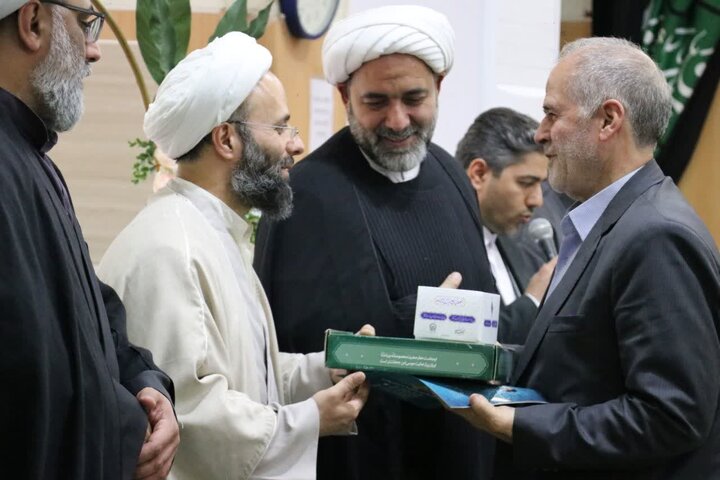 تصاویر/ آیین تجلیل از خادمان و عوامل اجرایی «زیر سایه خورشید» در آذربایجان غربی