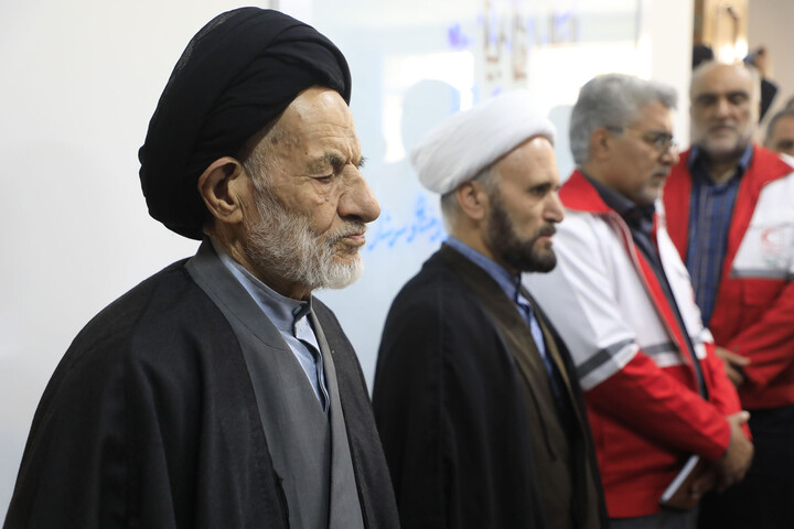 تصاویر|  دیدار جمعی جمع از خانواده شهدا ، امدادگران و داوطلبان هلال احمر با نماینده ولی‌فقیه