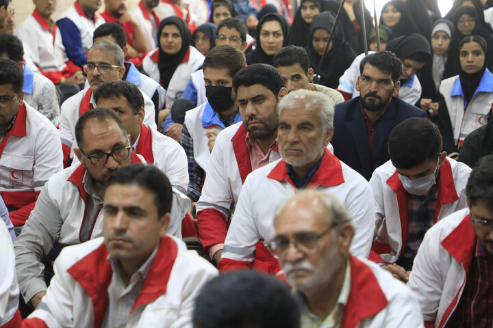 تصاویر|  دیدار جمعی جمع از خانواده شهدا ، امدادگران و داوطلبان هلال احمر با نماینده ولی‌فقیه