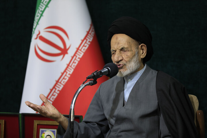 تصاویر|  دیدار جمعی جمع از خانواده شهدا ، امدادگران و داوطلبان هلال احمر با نماینده ولی‌فقیه