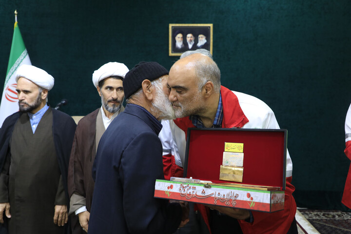 تصاویر|  دیدار جمعی جمع از خانواده شهدا ، امدادگران و داوطلبان هلال احمر با نماینده ولی‌فقیه