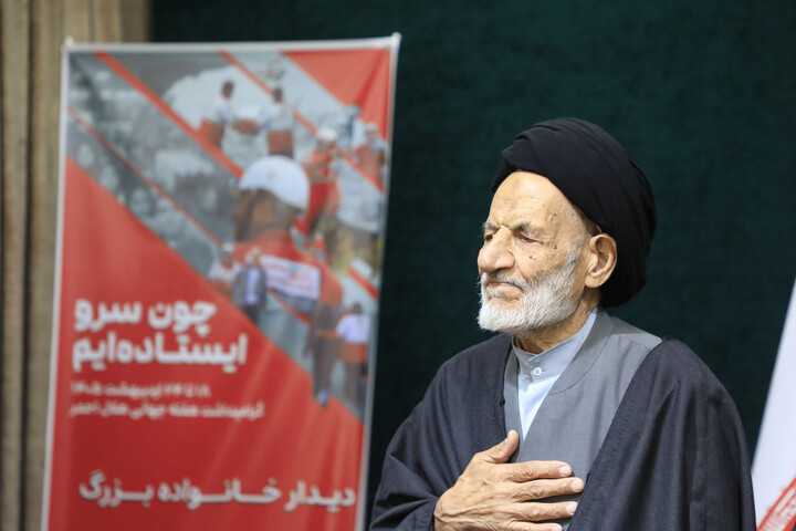 تصاویر|  دیدار جمعی جمع از خانواده شهدا ، امدادگران و داوطلبان هلال احمر با نماینده ولی‌فقیه